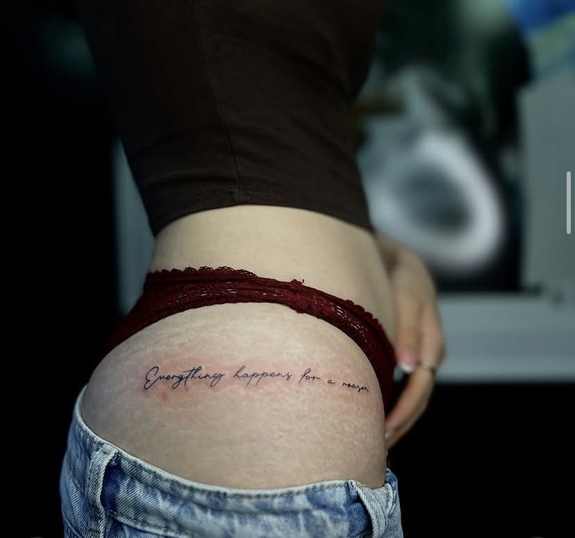 Натпис „Everything happens for a reason“ — Shanaya